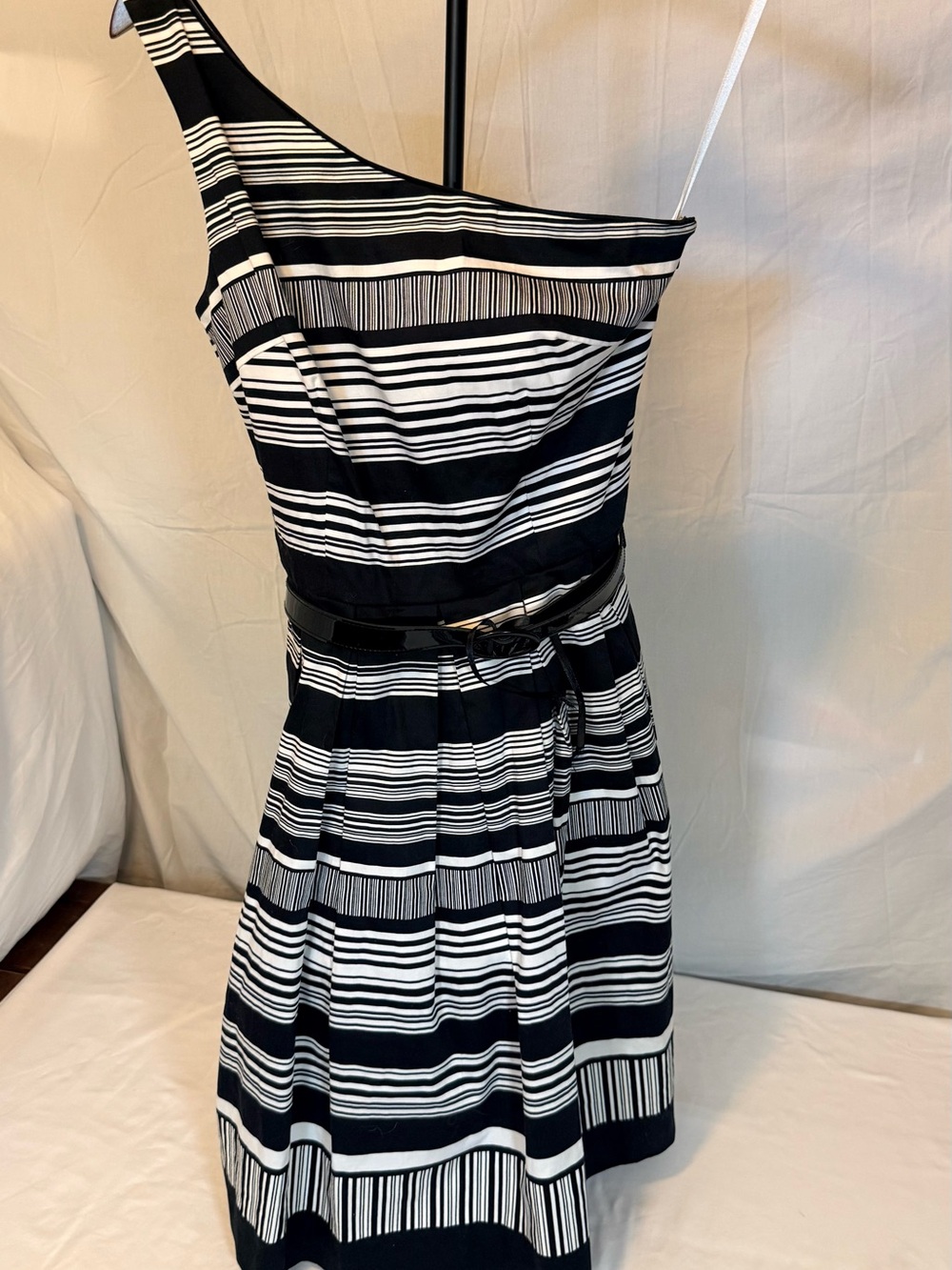 White House Black Market Black & White One-Shoulder Striped Dress Size 4 (KK8)